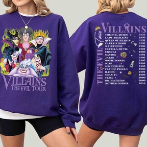 Pu&ograve; includere: Felpa viola con una grafica di cattivi Disney sul davanti e un elenco di cattivi Disney e le loro date di uscita dei film sul retro. Il testo sul retro recita "Villains The Evil Tour".