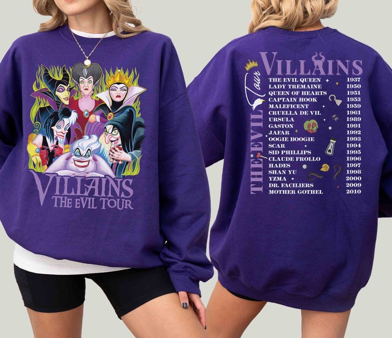 Pu&ograve; includere: Felpa viola con una grafica di cattivi Disney sul davanti e un elenco di cattivi Disney e le loro date di uscita dei film sul retro. Il testo sul retro recita "Villains The Evil Tour".