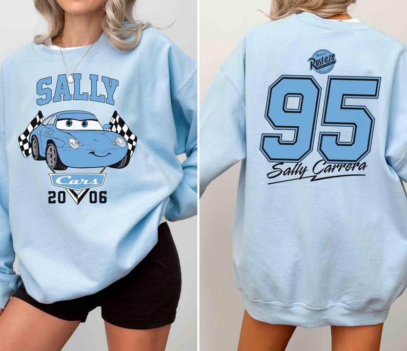 Pu&ograve; includere: Felpa blu chiaro con un'immagine di cartone animato di Sally del film Cars. La felpa ha il testo "Sally" e "Cars 2006" stampato sul davanti. La parte posteriore della felpa ha il numero "95" e il testo "Sally Carrera" stampato su di essa.