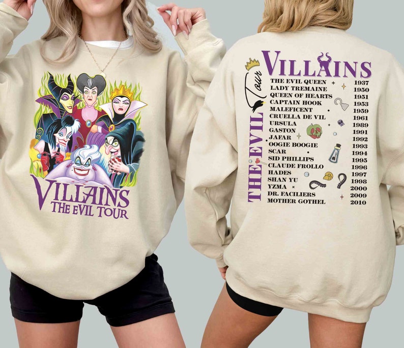 Pu&ograve; includere: Una felpa beige con una stampa grafica di cattivi Disney sul davanti e un elenco di cattivi Disney e le loro date di uscita dei film sul retro. Il testo sul retro recita "Villains The Evil Tour".