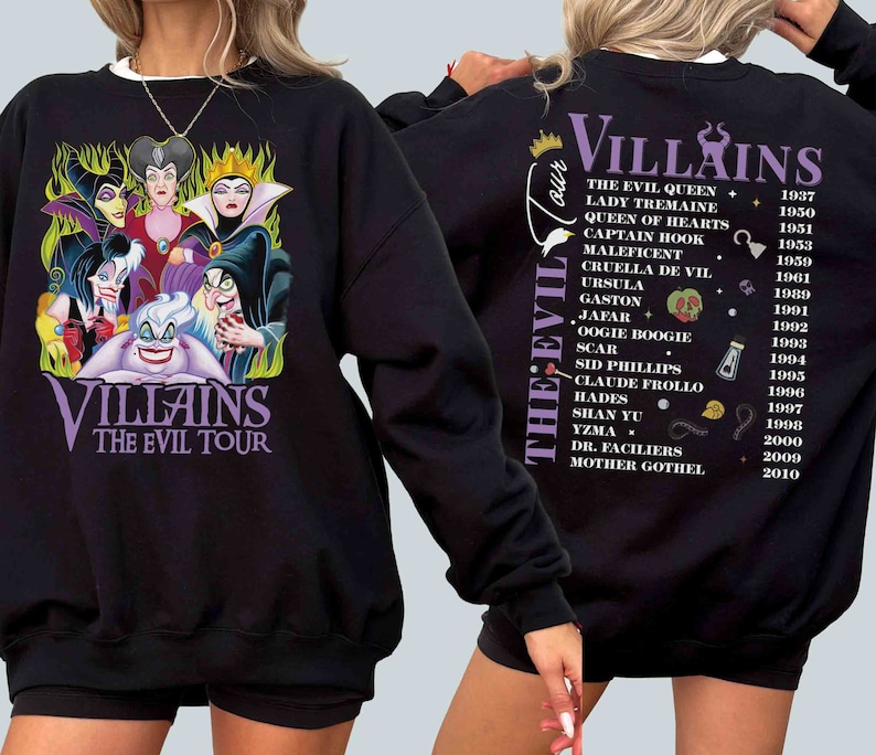 Pu&ograve; includere: Felpa nera con una grafica viola di cattivi Disney, tra cui Malefica, Ursula e Crudelia De Mon. Il testo "Villains The Evil Tour" &egrave; stampato sotto la grafica. La manica destra presenta un elenco di cattivi Disney e i loro anni di prima apparizione.