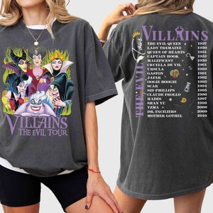 Pu&ograve; includere: Una maglietta grigia scura con una grafica di cattivi Disney, tra cui Malefica, Ursula e Crudelia De Mon. Il testo "Villains The Evil Tour" &egrave; stampato sotto la grafica. La parte posteriore della maglietta elenca i cattivi Disney e l'anno in cui sono apparsi per la prima volta in un film.