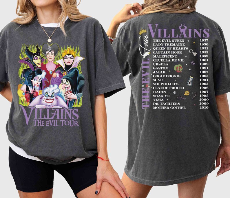Pu&ograve; includere: Una maglietta grigia scura con una grafica di cattivi Disney, tra cui Malefica, Ursula e Crudelia De Mon. Il testo "Villains The Evil Tour" &egrave; stampato sotto la grafica. La parte posteriore della maglietta elenca i cattivi Disney e l'anno in cui sono apparsi per la prima volta in un film.