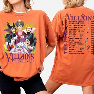 Pu&ograve; includere: Maglietta arancione con una grafica di cattivi Disney, tra cui Malefica, Ursula e Crudelia De Mon. Il retro della maglietta elenca i cattivi Disney e l'anno in cui sono apparsi per la prima volta in un film. Il testo recita "Villains The Evil Tour".