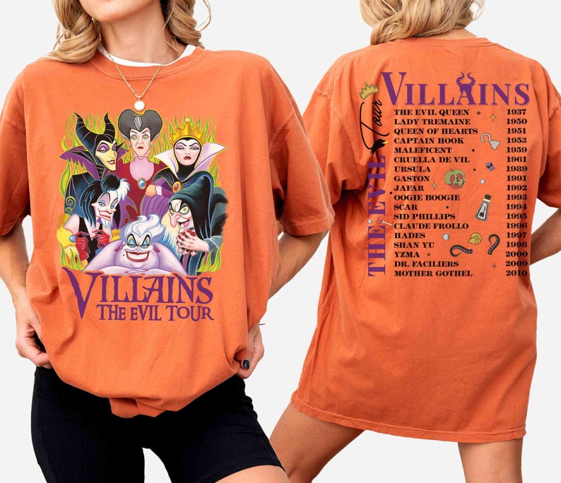 Pu&ograve; includere: Maglietta arancione con una grafica di cattivi Disney, tra cui Malefica, Ursula e Crudelia De Mon. Il retro della maglietta elenca i cattivi Disney e l'anno in cui sono apparsi per la prima volta in un film. Il testo recita "Villains The Evil Tour".