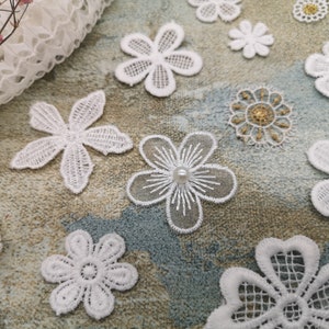 Ensemble combiné de fleurs en dentelle, perles, appliques florales en dentelle dorée pour journal indésirable, scrapbooking, collage artistique, cartes, étiquettes, bricolages et emballage cadeau