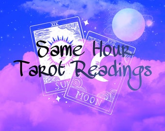 Può includere: Due carte dei tarocchi, una con il sole e l'altra con la luna, su uno sfondo di cielo viola e blu con nuvole. Il testo "Same Hour Tarot Readings" è scritto in nero.