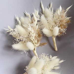 Boho Trockenblumen Boutonniere - Konservierte Bräutigam Accessoires zur Hochzeit mit Pampasgras - Weiß,beige,taupe. Bild 6
