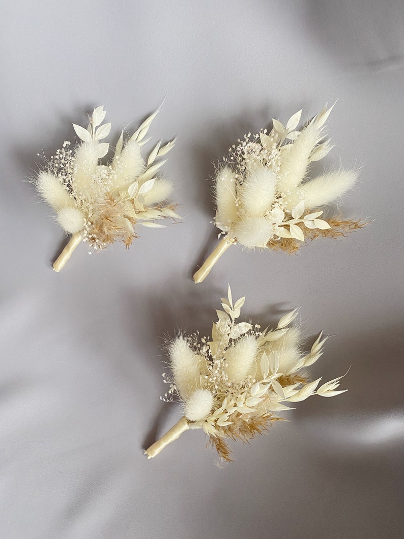 Boho Trockenblumen Boutonniere - Konservierte Bräutigam Accessoires zur Hochzeit mit Pampasgras - Weiß,beige,taupe. Bild 9