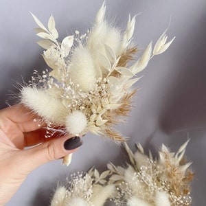 Boho Trockenblumen Boutonniere - Konservierte Bräutigam Accessoires zur Hochzeit mit Pampasgras - Weiß,beige,taupe. Bild 2