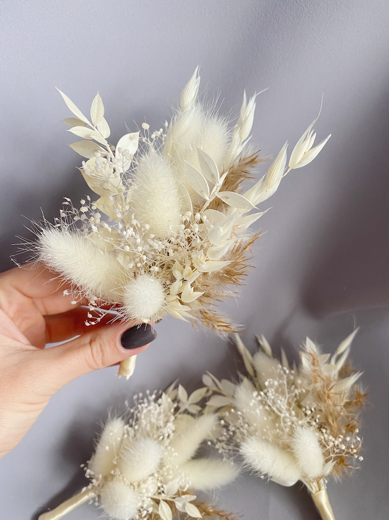 Boho Trockenblumen Boutonniere - Konservierte Bräutigam Accessoires zur Hochzeit mit Pampasgras - Weiß,beige,taupe. Bild 2