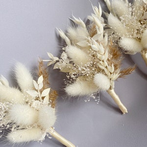 Boho Trockenblumen Boutonniere - Konservierte Bräutigam Accessoires zur Hochzeit mit Pampasgras - Weiß,beige,taupe. Bild 7