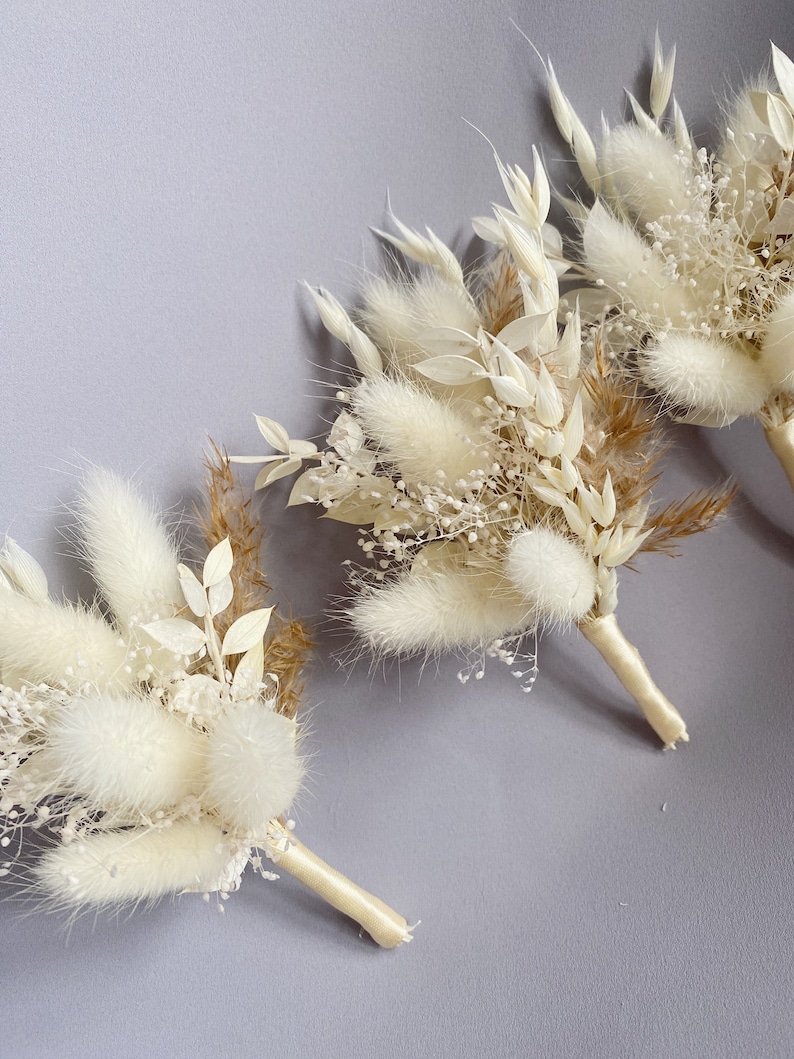 Boho Trockenblumen Boutonniere - Konservierte Bräutigam Accessoires zur Hochzeit mit Pampasgras - Weiß,beige,taupe. Bild 7