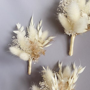 Boho Trockenblumen Boutonniere - Konservierte Bräutigam Accessoires zur Hochzeit mit Pampasgras - Weiß,beige,taupe. Bild 8