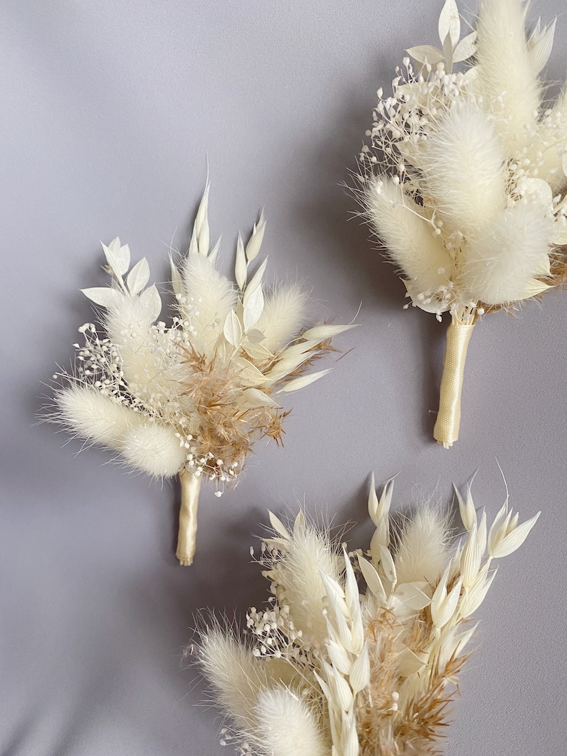 Boho Trockenblumen Boutonniere - Konservierte Bräutigam Accessoires zur Hochzeit mit Pampasgras - Weiß,beige,taupe. Bild 8