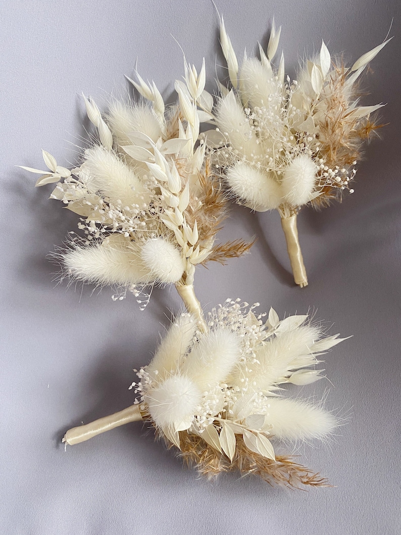 Boho Trockenblumen Boutonniere - Konservierte Bräutigam Accessoires zur Hochzeit mit Pampasgras - Weiß,beige,taupe. Bild 6
