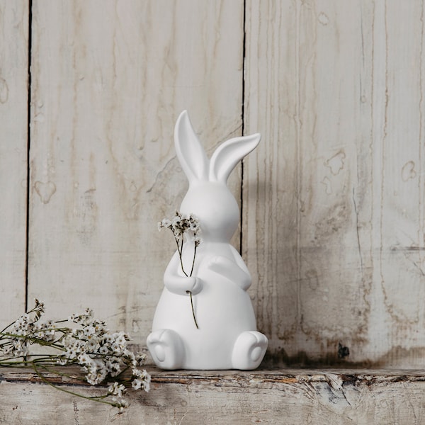 Osterdeko, Hase aus Keramik, Osterhase, Ostern, Sitzender Hase mit offenen Armen für Blumen, Osterdekoration Hase Emilia weiß