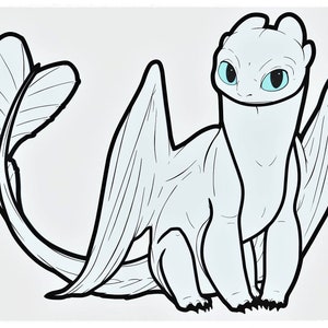 Può includere: Illustrazione di un drago bianco con contorni neri e occhi blu. Il drago ha grandi ali, una lunga coda ed è seduto in posizione eretta. Immagine semplice e pulita, probabilmente per un adesivo o una stampa.