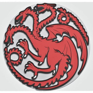 Può includere: Un drago rosso a tre teste con contorni neri e uno sfondo rosso, nero e bianco. Il drago è arrotolato su se stesso con le ali spiegate.