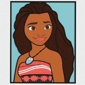 Può includere: Stampa artistica incorniciata con un'illustrazione a cartoni animati di una donna con la pelle scura, lunghi capelli scuri e occhi marroni. Indossa un top color corallo con un motivo bianco e nero e una collana con pendente blu. Lo sfondo è azzurro.