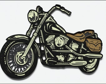 Op de afbeelding: Een zwart-witte illustratie van een vintage motorfiets met een bruin leren zadel en zadeltassen. De motorfiets heeft een groot voorwiel met een spaakontwerp en een kleiner achterwiel.