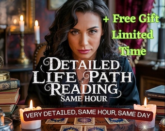 Könnte beinhalten: Ein Bild, das eine detaillierte Lebensweglesung bewirbt. Der Text lautet "Detailed Life Path Reading, Same Hour, Very Detailed, Same Hour, Same Day" und "+ Free Gift Limited Time". Eine Frau sitzt an einem Tisch mit Tarotkarten und brennenden Kerzen.