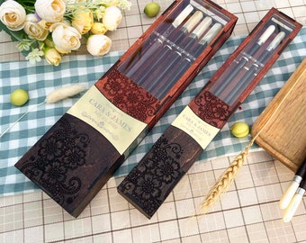 Personalisieren Sie Premium Stäbchen mit Box. Paar Stäbchen Box Etui. Personalisiertes Essstäbchen-Set mit Gravur. Hochzeit Geschenk. Brautpaar Geschenk