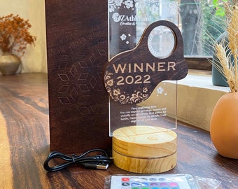 Nagroda Premium Cup Trophy Personalizowane Darmowe grawerowanie. Akrylowy puchar z drewnianym prezentem dla wspaniałych ludzi. Puchar Trophy z podstawą LED i pudełkiem.