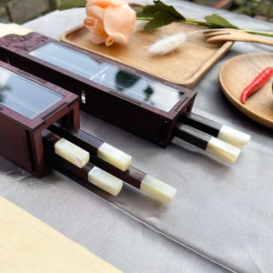 Regalo de palillos de palisandro personalizados. Estuche para palillos de pareja. Juego de palillos con nombre grabado. Regalo de boda. Regalo para recién casados. imagen 7