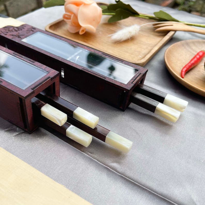Regalo de palillos de palisandro personalizados. Estuche para palillos de pareja. Juego de palillos con nombre grabado. Regalo de boda. Regalo para recién casados. imagen 7