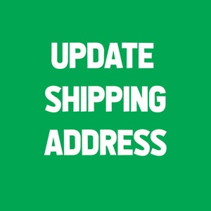Puede incluir: Texto blanco «UPDATE SHIPPING ADDRESS» sobre un fondo verde. La fuente es en negrita y sin serifa. El fondo es de color verde brillante y sólido, creando un contraste claro.