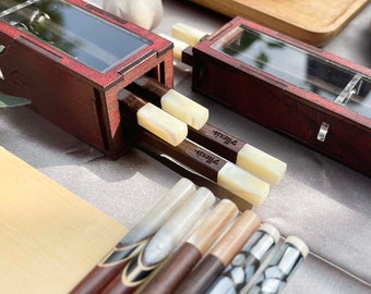 Presente personalizado com hashis de jacarandá. Caixa para hashis de casal. Conjunto de hashis com nome gravado. Presente de casamento. Presente para recém-casados.
