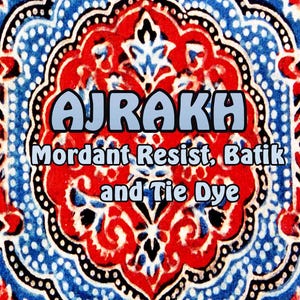 Può includere: Un tessuto con motivo blu e rosso con il testo "AJRAKAH Mordant Resist, Batik and Tie Dye" in bianco.