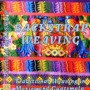 Pode incluir: Uma capa de DVD com um fundo de tecido tecido colorido. O texto "Backstrap Weaving" está em letras azuis grandes. O texto "Tecelagem tradicional no México e na Guatemala" está em letras azuis menores.