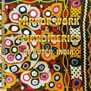 Può includere: Un primo piano colorato di un tessuto tradizionale indiano con ricami e lavori a specchio intricati. Il testo "MIRROR WORK & EMBROIDERIES OF KUTCH, INDIA" è visualizzato sul tessuto.