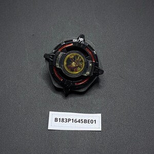 K&ouml;nnte beinhalten: Schwarzes und rotes Kreisel mit goldener Mitte und einem schwarz-wei&szlig;en Design. Der Kreisel hat einen Aufkleber mit dem Text "B183P1645BE01".