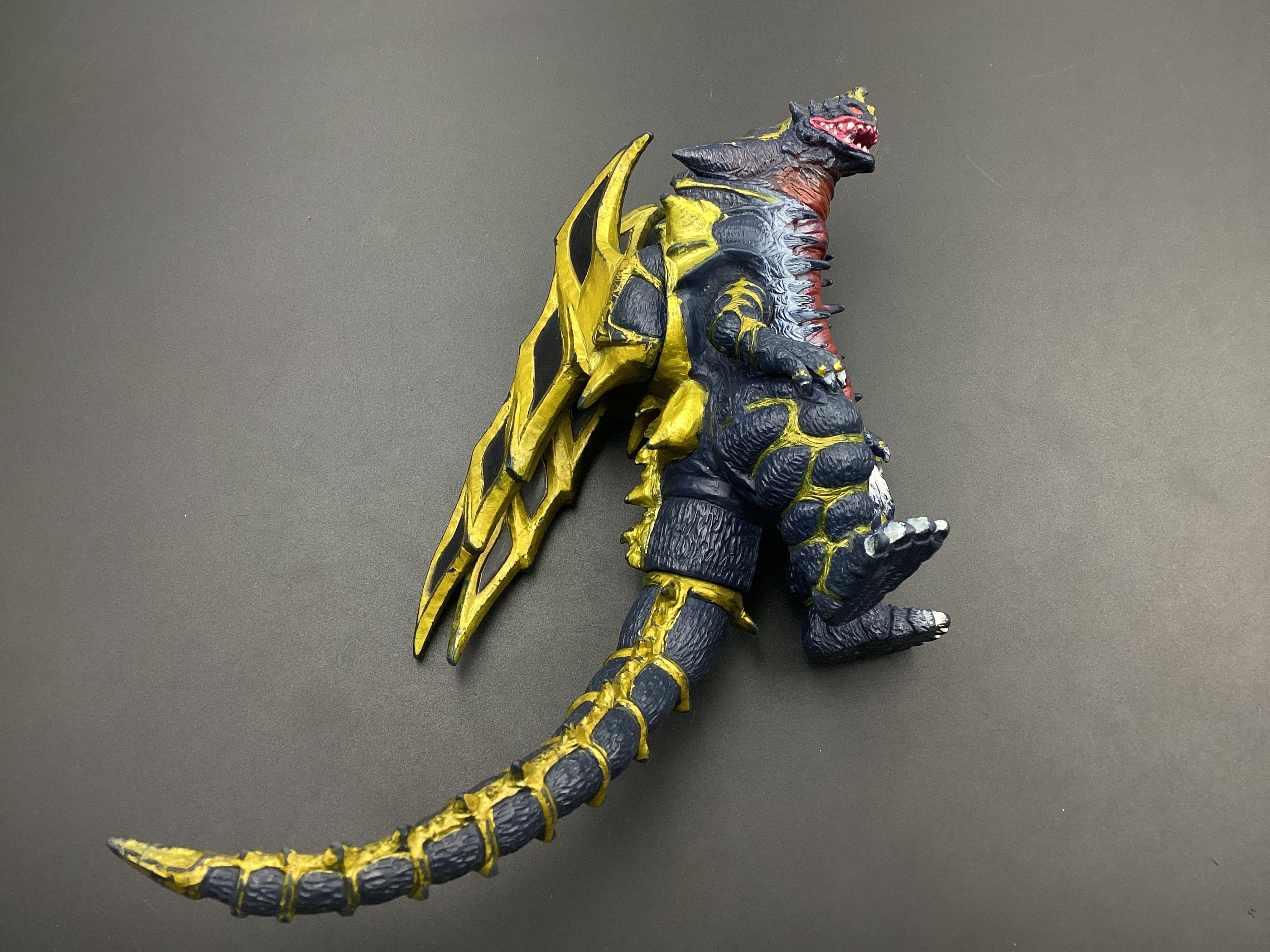 SKU FG F7 BANDAI 1998 King of monster Figure Ultraman kaiju Monster Toy Authentic