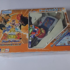 Artikelnummer | Sega Toys Dinosaur King Deluxe Dino Slasher Kortlekshållare Set