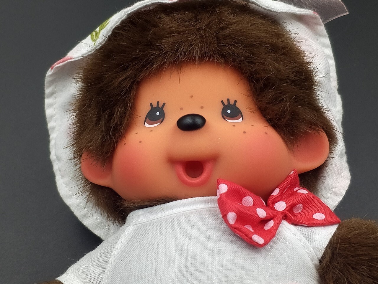 Fille Couleur – Kiki – Monchhichi – Poupée 20 Cm Avec Bavette Rouge – Corps Souple Et Tête Plastique – Sekiguchi – Dès 24 Mois