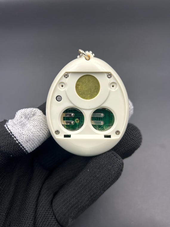 SKU 171260056 | Tamagotchi P1/P2 White First Generation V-pet