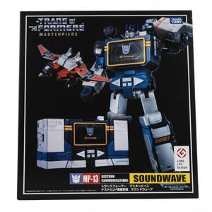 以下が含まれることがあります： トランスフォーマー マスターピース MP-13 サウンドウェーブのアクションフィギュアの箱。青と銀のロボット、カセットレコーダーモード、赤い鳥型の相棒が描かれています。パッケージにはデストロンのロゴ、タカラトミーのブランド名、およびテキストが表示されています。