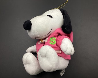 SKU DP F49 | Autentyczna pluszowa zabawka Snoopy Pink Coat | 5 cali