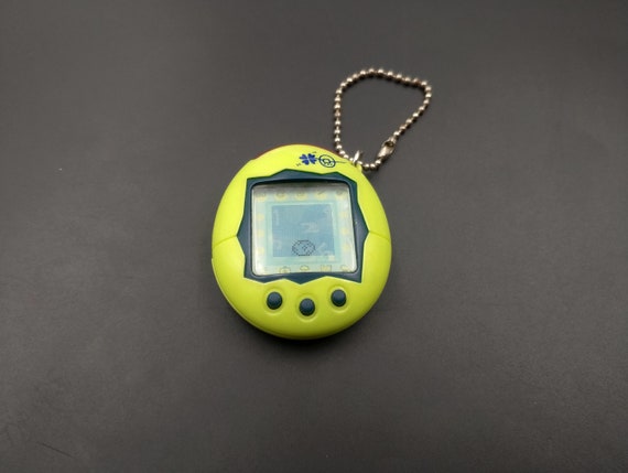 Tamagotchi イエロー キーチェーン付き Tamagotchi イエロー キーチェーン付き