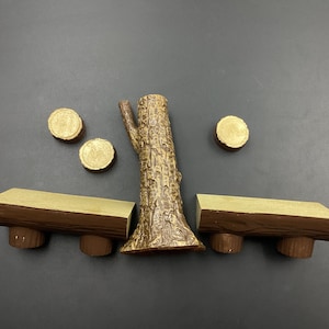 Puede incluir: Un conjunto de muebles de madera en miniatura para una casa de muñecas o una escena en miniatura. El conjunto incluye dos bancos de troncos marrones y un tronco de árbol marrón con tres troncos redondos.