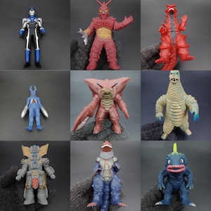 Puede incluir: Nueve figuras de acción coloridas de varios monstruos y superhéroes. Las figuras son de diferentes colores, incluyendo azul, rojo y gris. Las figuras son de plástico y probablemente juguetes.