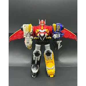 Peut inclure: Un jouet robot articulé coloré avec une tête et une poitrine rouges, des accents jaunes et des jambes noires et blanches. Le jouet a des ailes et est posé debout, mettant en valeur son design complexe et ses multiples points d'articulation.