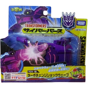 Könnte beinhalten: Eine violette Transformers Cyberverse TCV-12 Turbo Change Shockwave Actionfigur in der Originalverpackung. Die Verpackung zeigt den japanischen Namen der Figur, das Takara Tomy Logo, ein Decepticon-Emblem und eine Grafik des abfeuernden Spielzeugs.