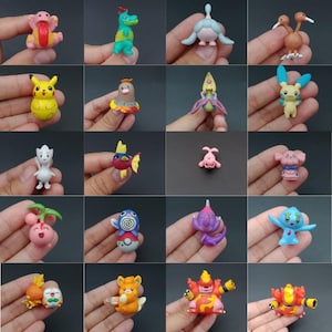 Puede incluir: Una colección de figuras en miniatura coloridas, cada una representando un personaje diferente. Las figuras se sostienen en manos, mostrando su pequeño tamaño y diseños intrincados. Los personajes presentan una variedad de colores y formas.