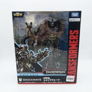 Puede incluir: Una figura de acción Transformers Studio Series SS-45 Shockwave en su embalaje original. La caja presenta un gráfico grande del robot morado y gris, el logotipo de Transformers y una ventana de plástico transparente que muestra la figura.