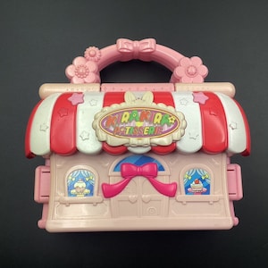UGS PD W003 | Bienvenue dans Kirakira Precure A La Mode ! Bienvenue dans la boutique de jouets Kirapati